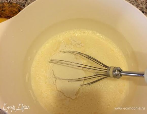 Начать добавлять муку, соль и сливочное масло, хорошо взбить венчиком.