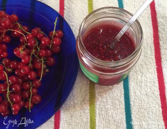 Малину с сахаром слегка взбить в блендере.