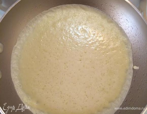 Сковороду хорошо разогреть, слегка смазать растительным маслом и начать жарить блины.