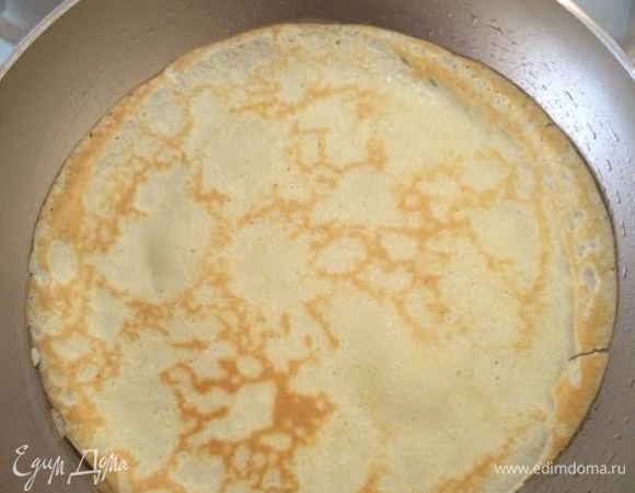 Готовые блины сложить на подогретую тарелку.