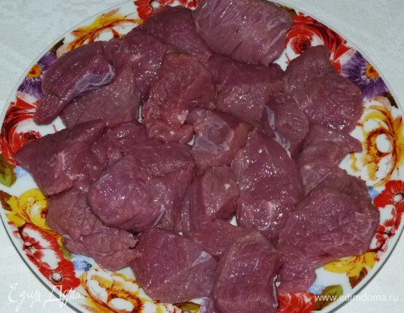 Телятину порезать на кусочки. Обжарить со всех сторон на растительном масле до тех пор, пока не испарится лишняя жидкость, которая появилась при жарке мяса. У меня на это ушло 20 минут.