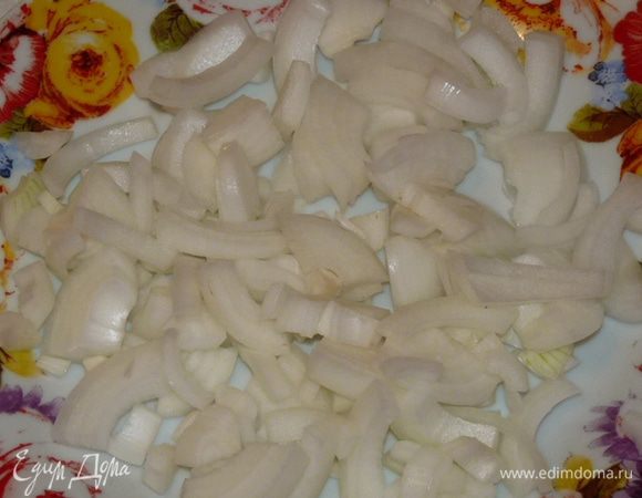 Тем временем лук нарезать полукольцами. Морковь натереть на терке.