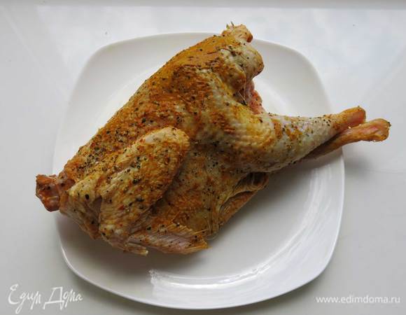 Смешиваем специи и сметану, обмазываем цыпленка.