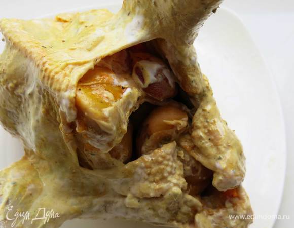 Начиняем птицу абрикосами без косточек.