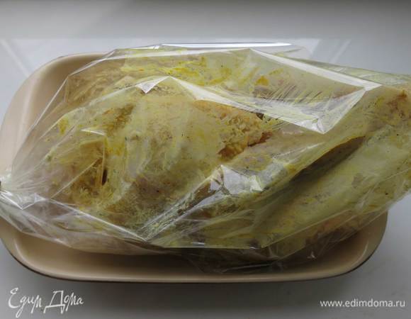 Кладем птицу в рукав, нагреваем духовку до 220°C.