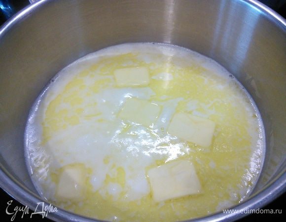 Заварное тесто: в кастрюльке на среднем огне довести смесь молока, воды, соли, сахара и масла до кипения. Масло должно полностью растаять. 