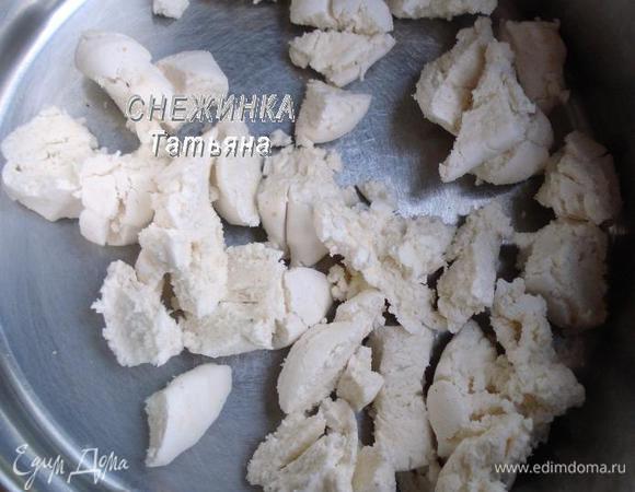 Для начала проведем все подготовительные работы. Для суфле необходимо, чтобы зефир растворился в сметане. Поэтому нарезаем его небольшим кубиком и заливаем сметаной. Оставляем при комнатной температуре.