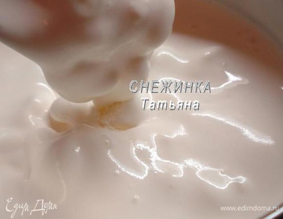 Мороженое пломбир ванильный кладем в миску и оставляем при комнатной температуре, чтобы растаяло.