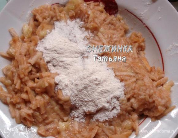 Соединяем его с яблоком. Добавляем рисовую муку. Перемешиваем.