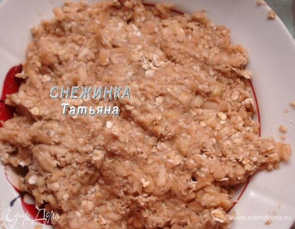Теперь кладем овсяные хлопья, хорошо перемешиваем и оставляем на 5 минут.
