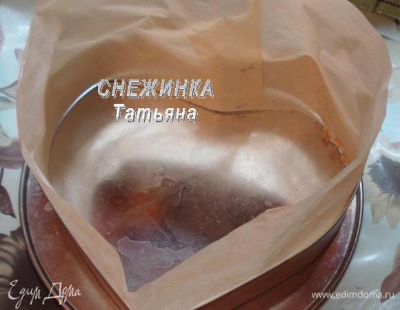 Пока подготовим форму. Можно взять кольцо или вырубку «сердце», как у меня, поставить на блюдо, в котором будете подавать торт. Можно взять кольцо от разъемной формы. Изнутри выкладываем бумагой для выпечки.