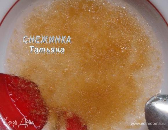 Желатин заливаем холодной водой так, чтобы она не более, чем на 5 мм его покрывала. Оставляем набухнуть.