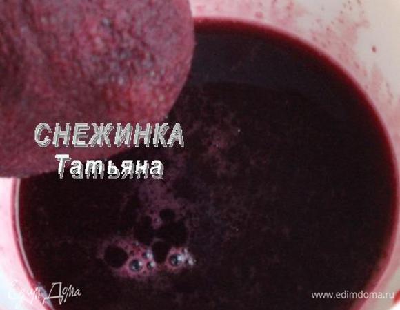 Для слоя суфле из мороженого понадобится пюре из черной смородины. Поэтому растираем ягоды, чтобы они пустили сок. Я воспользовалась обычной толкушкой. Затем протираем через мелкое сито или выжимаем через двойной слой марли.