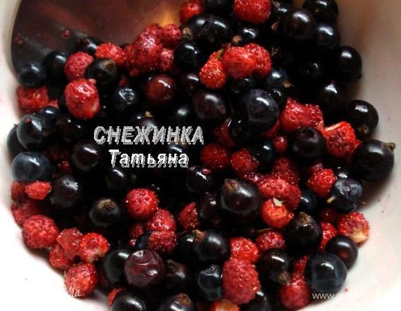 Смешиваем часть ягод, которые нам понадобятся для слоя сметанного суфле.