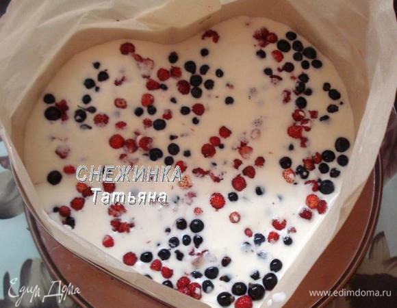 Выливаем суфле на основу. Сверху распределяем ягоды, немного вдавливая в суфле. Ставим в холод для застывания.