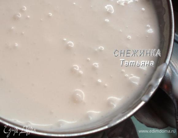 Растаявшее мороженое слегка взбиваем миксером. Добавляем тонкой струйкой желатин (2/3 от общего количества), все время взбивая. Хорошенько все взбиваем.