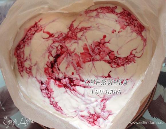 Когда сметанное суфле практически застыло, выливаем сверху мороженое. Далее выливаем небольшими порциями пюре из смородины и зубочисткой делаем разводы.