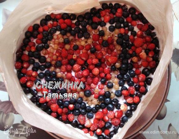 Оформляем сразу же ягодами, которые остались для верха. Рисунок можно выполнить в произвольном порядке, по вашему вкусу. Я старалась сделать так, чтобы при разрезании торта ягодный микс попался каждому дегустатору.