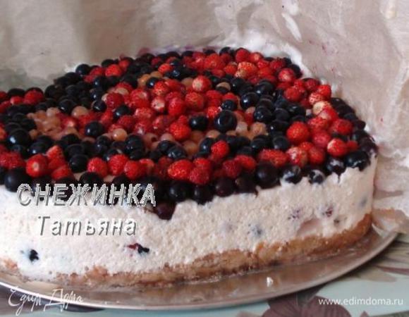 Все. Убираем торт в холодильник до полного застывания. Он у меня простоял ночь. Теперь снимаем вырубку (сердце). Отделяем бумагу.