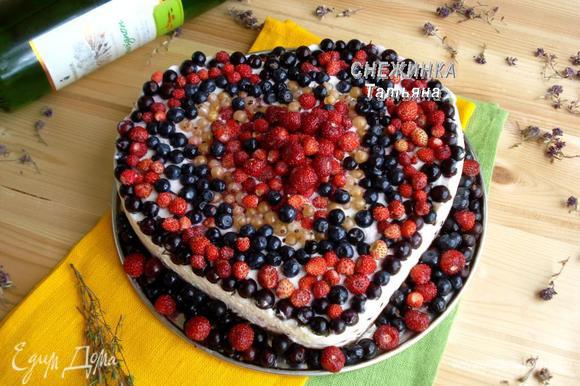Готовый торт подаем с ягодами, можно украсить листиками мяты или по желанию посыпать шоколадной стружкой.