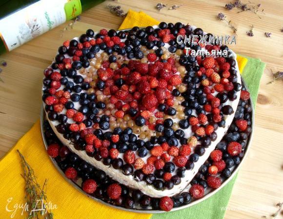 Готовый торт подаем с ягодами, можно украсить листиками мяты или по желанию посыпать шоколадной стружкой.