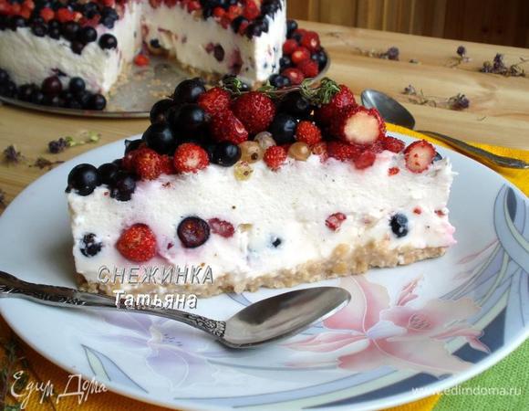 Разрезаем и дегустируем. Можно даже рассмотреть разницу в слое сметанного суфле и пломбира. Вкусного и яркого вам лета!