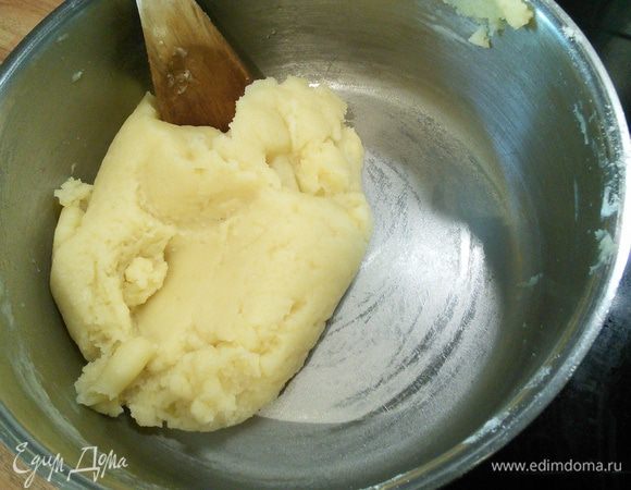 Снять с огня и всыпать сразу всю муку, интенсивно замесить тесто. Поставить опять на огонь и интенсивно вымешивая, заварить тесто в течении 1 минуты, пока на дне кастрюльки образуется белая пленка. Снять с огня. Чуть охладить. 