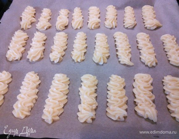 Тесто переложить в кулинарный шприц и отсадить на противень, покрытый пекарской бумагой эклеры любой формы: классические продолговатые или круглые. Можно использовать для осадки обыкновенную чайную или десертную ложку. Я оговорюсь, что сделала эклеры слишком маленькими, хотелось чтобы «на один укус», но советовала бы вам сделать их по-крупнее. Десертная ложка оптимальный вариант. 