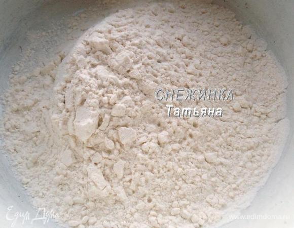 Для теста всыпаем в миску муку, солим.