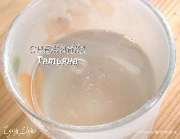 В горячую воду добавляем растительное масло.
