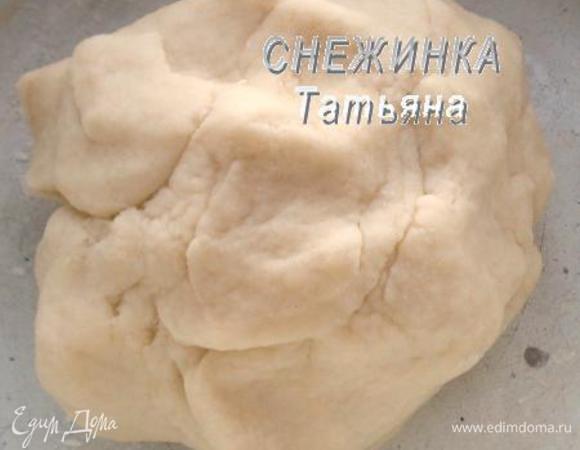 Выливаем жидкость в муку. Замешиваем тесто, осторожно, в самом начале тесто будет горячим. По необходимости подсыпаем муку. Тесто получается очень пластичным, не липнущим к рукам. Оставляем отдохнуть.