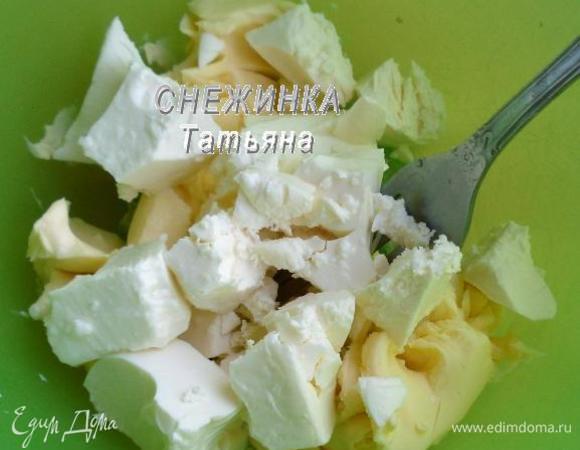 В миске растираем плавленый сырок. Добавляем брынзу и перемешиваем все до однородности.