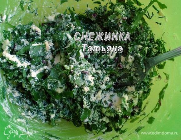 Соединяем сыр с зеленью. Хорошенько вымешиваем.