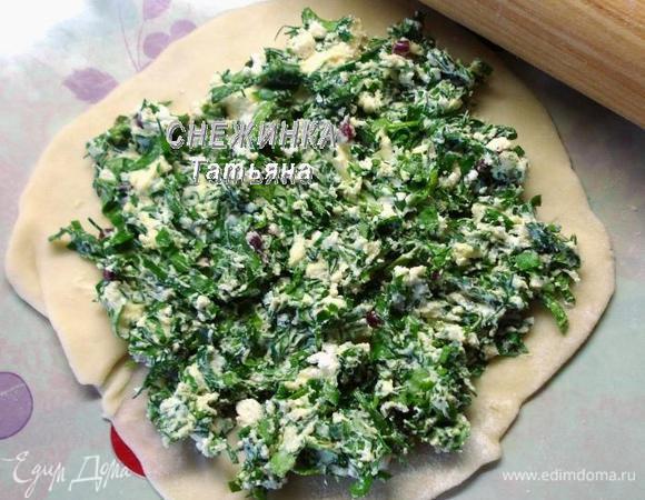 Тесто делим на 8 частей, а затем каждую еще на две. Раскатываем два круга  одинакового размера на присыпанной мукой поверхности. Кладем начинку, не жалеем.