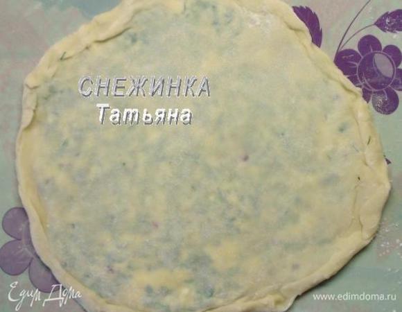 Скалку присыпаем мукой и раскатываем лепешку.