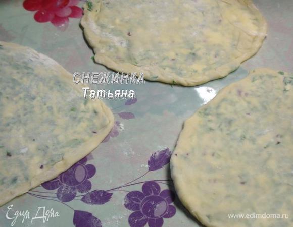 Начинка как бы вкатывается в тесто и тесто при этом не рвется. Делаем все лепешки.