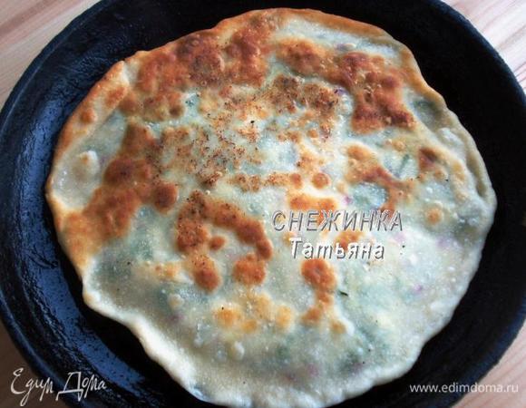 Кладем лепешку, обжариваем до румяной корочки с одной стороны.