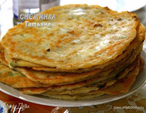 Готовые лепешки кладем стопочкой и подаем горячими. Хотя очень вкусны они и в холодном виде.