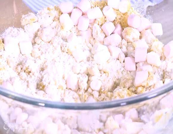 К муке с маршмеллоу добавить измельченный фундук, влить растопленное масло и все перемешать.