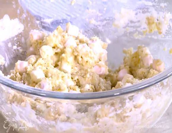 Часть взбитых белков ввести в тесто, перемешать, затем влить молоко и еще раз перемешать.