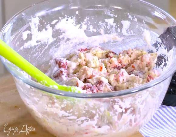 Добавить малину и оставшиеся белки, все перемешать.