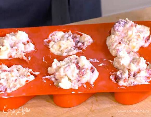 Формы для маффинов смазать оставшимся сливочным маслом и разложить в них тесто.