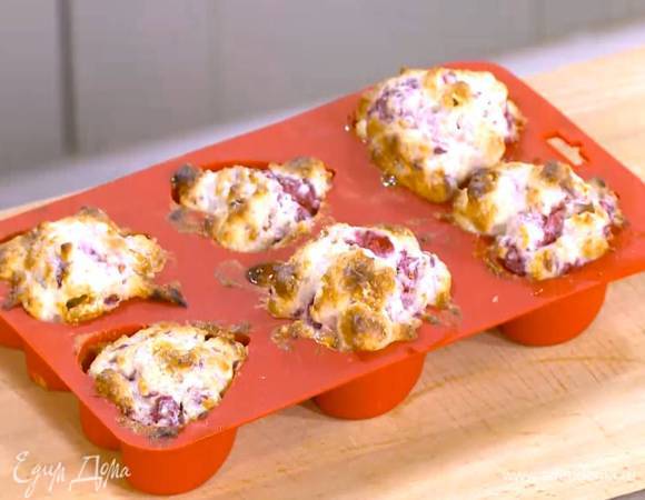 Выпекать маффины в разогретой духовке 18‒20 минут.