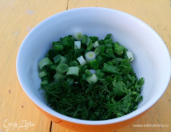 Зелень вымыть, измельчить. Немного отложить для украшения. Щавель измельчить отдельно.