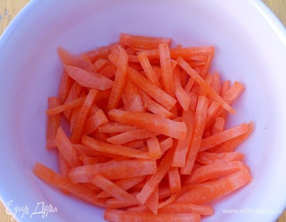 Морковь нарезать соломкой и припустить на растительном масле. Добавить к сельдерею. Посолить. Проварить 5 мин.