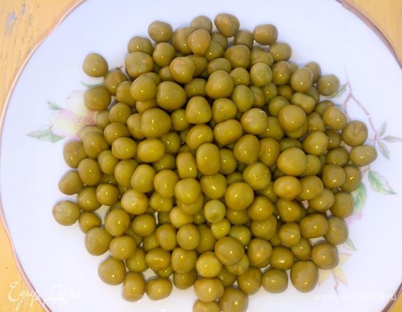 Добавить в борщ горчицу, зелень, горошек и проварить 3 минуты.