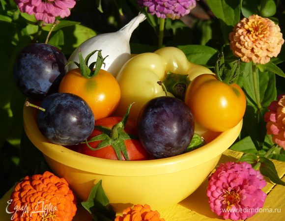 Нарезать овощи и сливы дольками. Посолить и перемешать. Для этого салата лук подойдет белый или красный, а сливы желательны мясистые и с кислинкой.