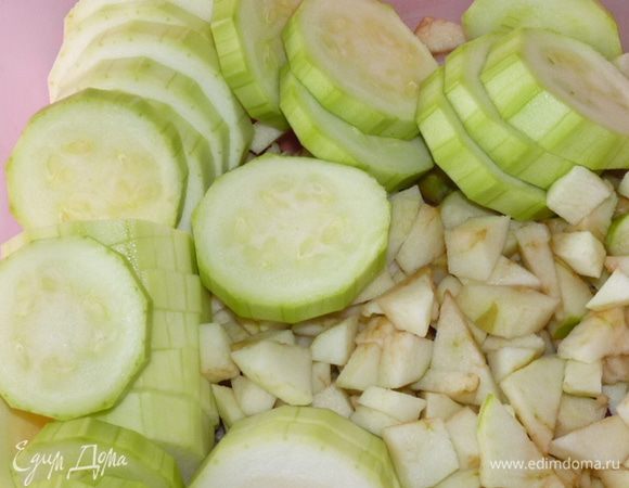 Кабачки очистить и нарезать кольцами. 