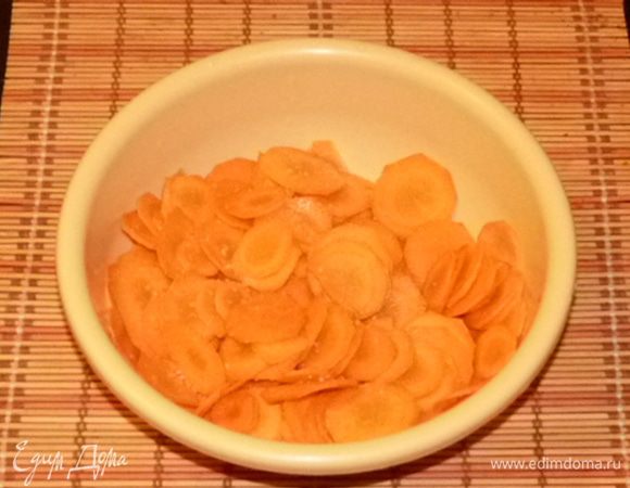 Нарезать тонкими слайсами. Нам нужна только широкая часть моркови (узкая пригодится для других блюд). Посолить. Отставить на время.