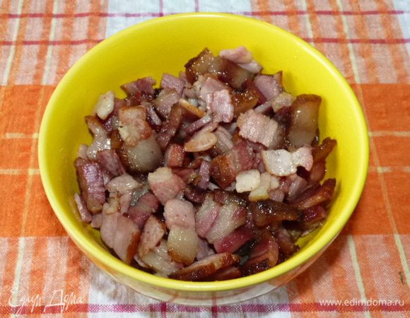 На растительном масле обжарить чеснок и веточку розмарина и вынуть их из сковороды. Грудинку нарезать полосками и обжарить в ароматном масле до золотистого цвета.